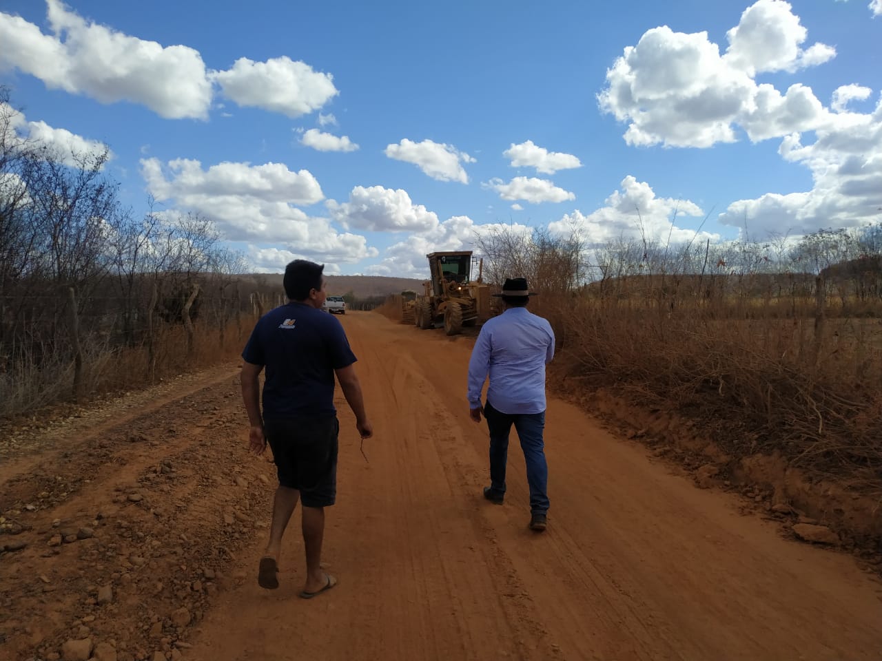 Prefeito Miguel Rodrigues acompanha recuperação de estrada vicinal  - Imagem 2