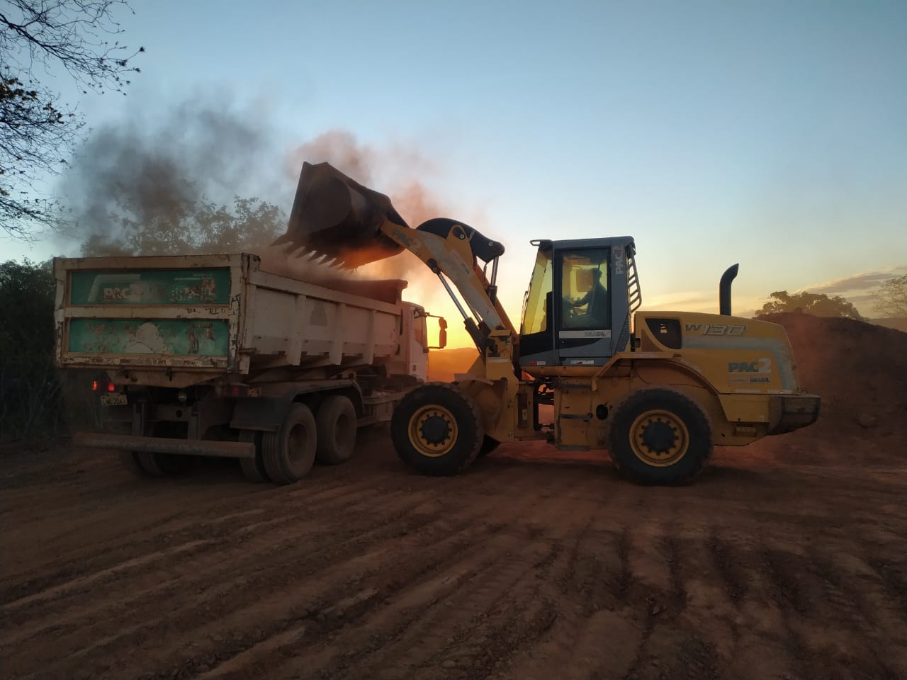 Prefeito Miguel Rodrigues acompanha recuperação de estrada vicinal  - Imagem 7