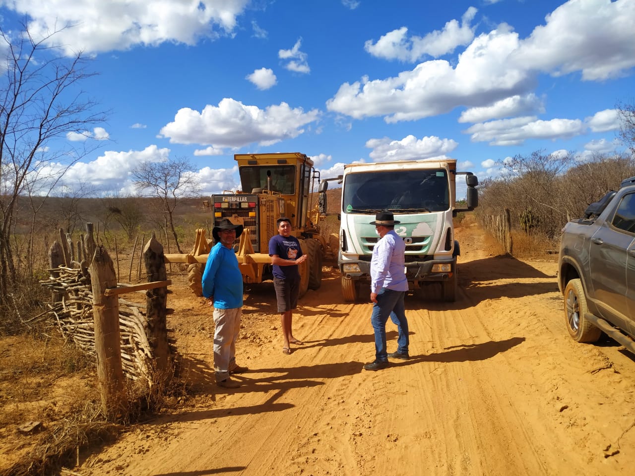 Prefeito Miguel Rodrigues acompanha recuperação de estrada vicinal  - Imagem 1