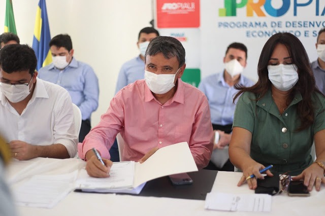 Wellington Dias visita obras e autoriza ações do PRO Piauí em Luís Correia  - Imagem 3