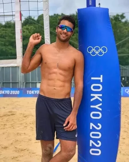 Anitta dá em cima de jogador gay 