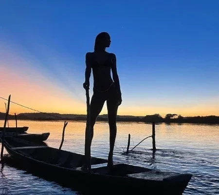 No Piauí, top model Lais Ribeiro posa radiante às margens do Rio Parnaíba