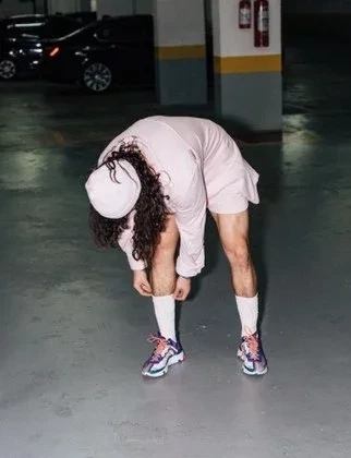 Pausa no ensaio para ajeitar a meia