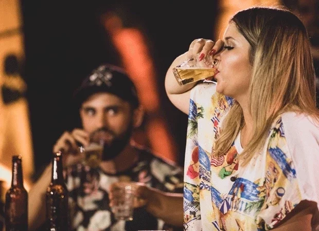 Rainha da sofrência também é adepta da cervejinha