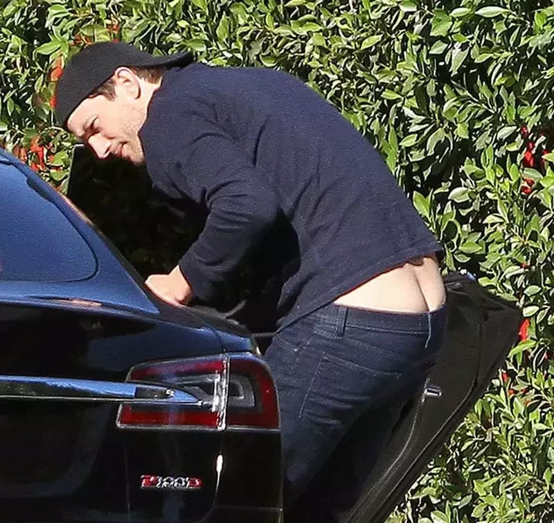 Foi se abaixar e mostrou demais