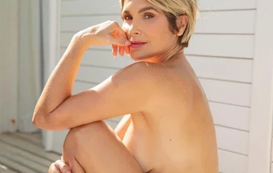 Flávia Alessandra posta foto nua e leva a web à loucura