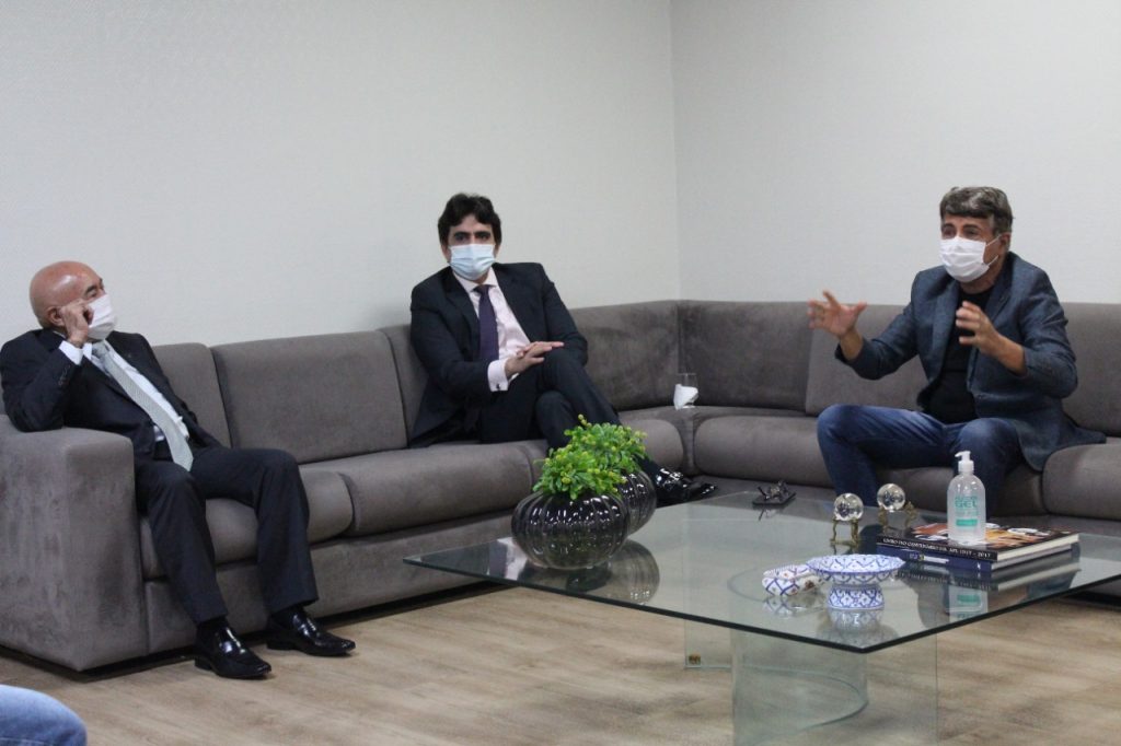 Prefeito João Luiz entra pela porta da frente do Tribunal de Justiça do PI - Imagem 1