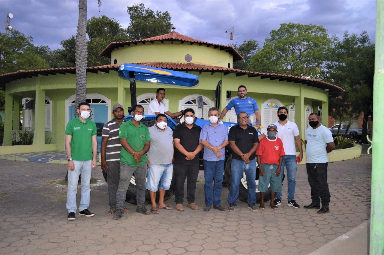 Campo Maior recebe trator agrícola para atender agricultura familiar 