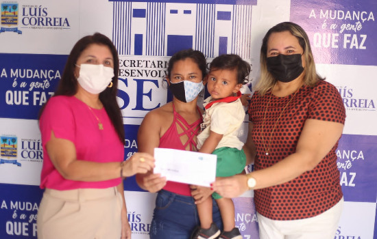 Prefeitura entrega cartões do Sasc Emergencial aos beneficiários