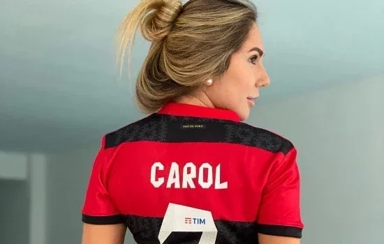 8 vezes que Carol Portaluppi posou com a camisa do Flamengo e exibiu corpão