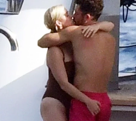 Famosos que já foram flagrados dando aquela apalpada bastante indiscreta