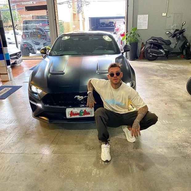 Lucas Lucco faz pose com seu Mustang GT