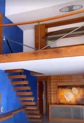 Escada de madeira tem um toque de requinte e bom gosto