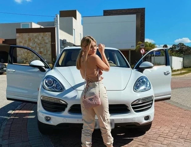 Viih Tube achou tamanho do seu carro um problema