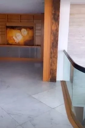 Um dos cômodos do luxuoso imóvel que está sendo colocado à venda