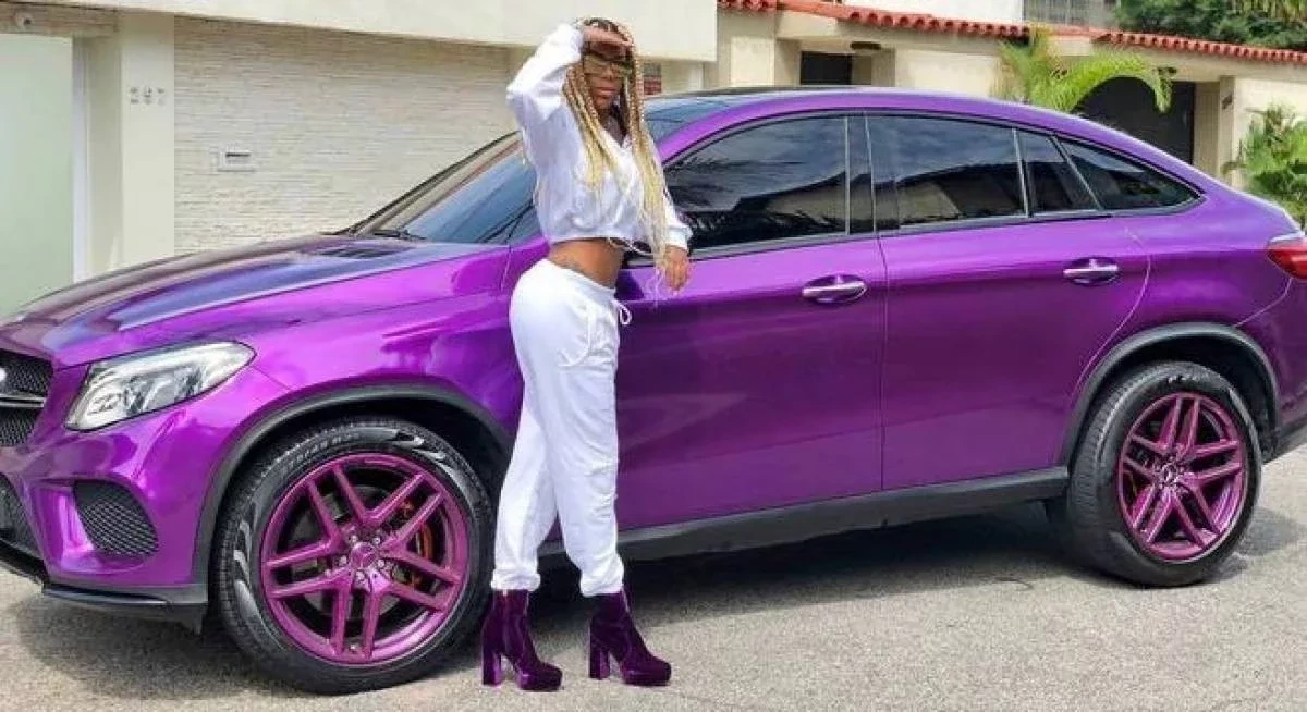 Ludmilla e seu Land Rover Discovery avaliado em R$ 500 mil