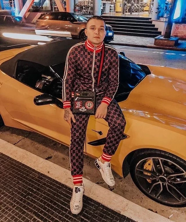 MC Gui gosta de ostentação e tem uma grande coleção de carros