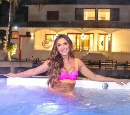Fotos: mansão de Nicole Bahls tem spa a céu aberto com banheira do BBB21