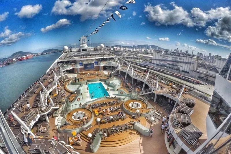 Atrações de lazer com piscinas, academias e espaço kids, dentre outras