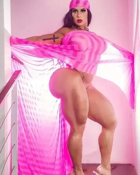 De bumbum gigante, mulher chama atenção na web. Saiba quem é ela - imagem 50379