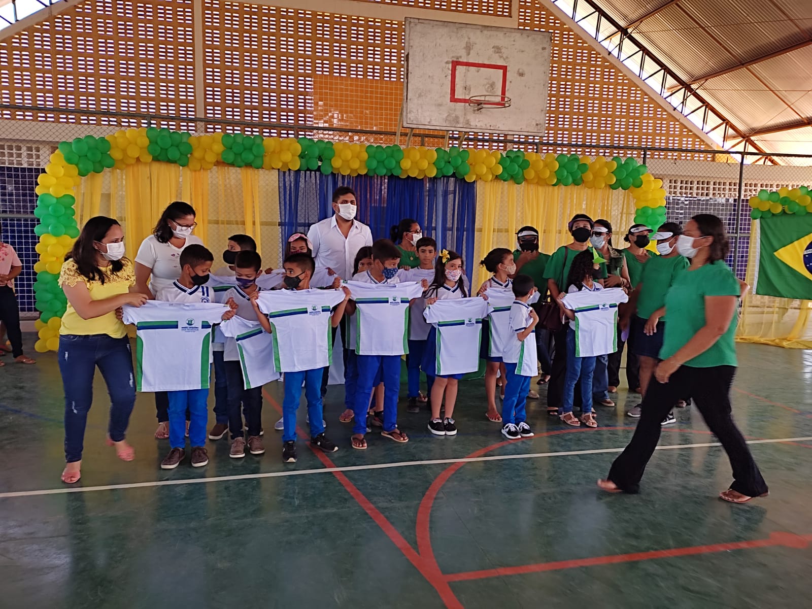 Prefeitura celebra “Semana da Pátria” e entrega de 6 mil uniformes escolar - Imagem 14