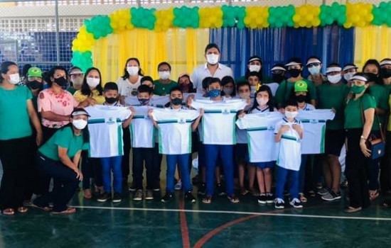 Prefeitura celebra “Semana da Pátria” e entrega de 6 mil uniformes escolar
