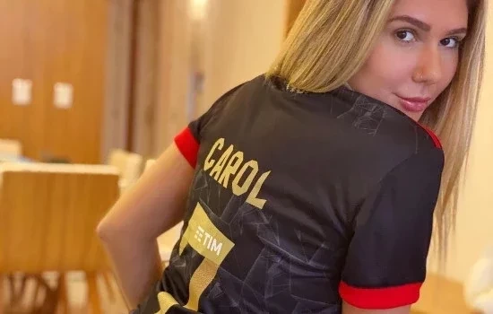 Filha de Renato Gaúcho empina o bumbum ao mostrar a nova camisa do Flamengo