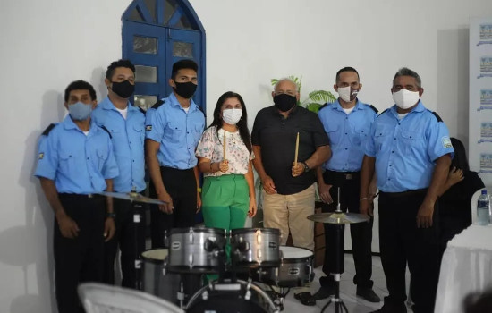 Prefeitura entrega novos instrumentos para a banda 26 de Julho