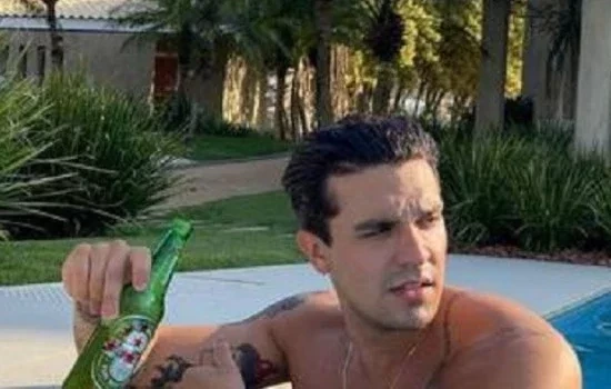 Luan Santana posa sem camisa na piscina e braços chamam atenção; Veja!