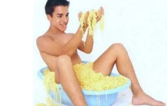 Se divirta com essas fotos “vergonha alheia” dos famosos no início da fama