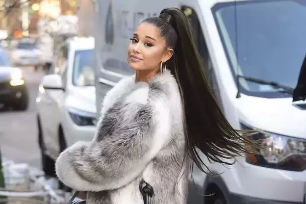 Ariana Grande (266 milhões de seguidores)