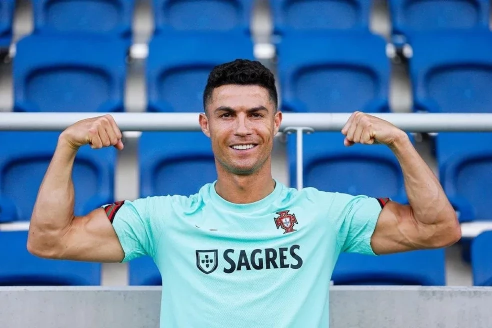 Cristiano Ronaldo (344 milhões de seguidores)
