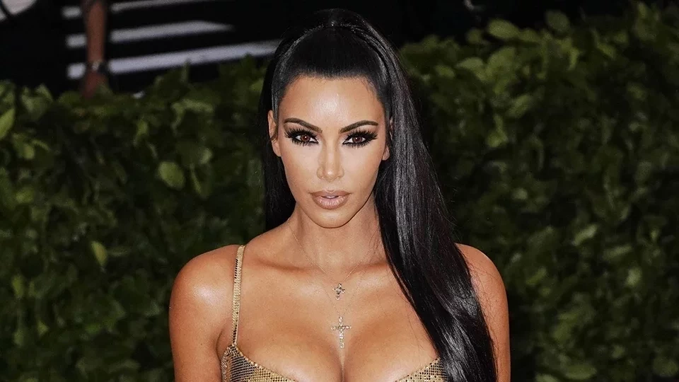 Kim Kardashian (254 milhões de seguidores)