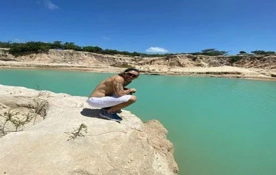 Whindersson aparece de sunga e compartilha fotos com fãs; confira clicks!