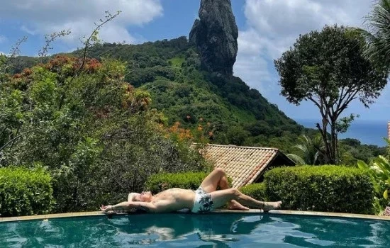 Whindersson Nunes curte folga em Noronha e posta álbum: “Foto de blogueira”