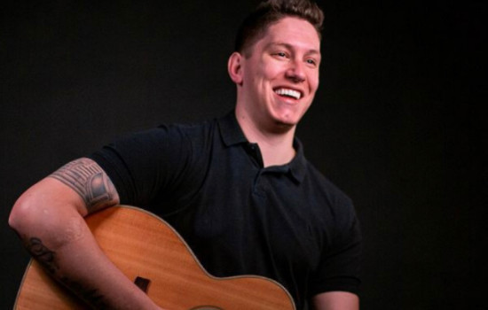 Jakson Follmann: “Procuro sempre levar o nome da Chape comigo”