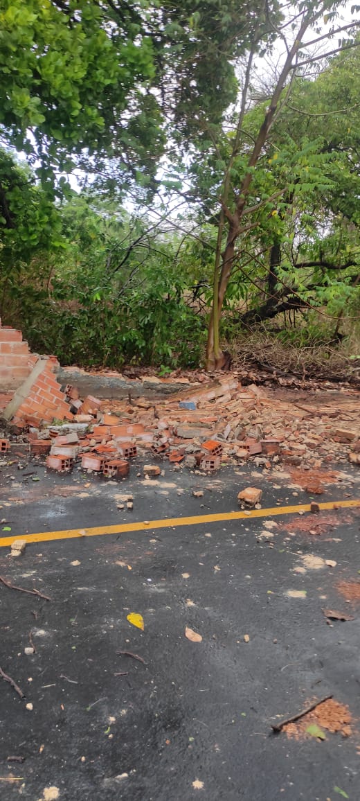 Forte vendaval causa danos em Monsenhor Gil nesta tarde de segunda feira - Imagem 6