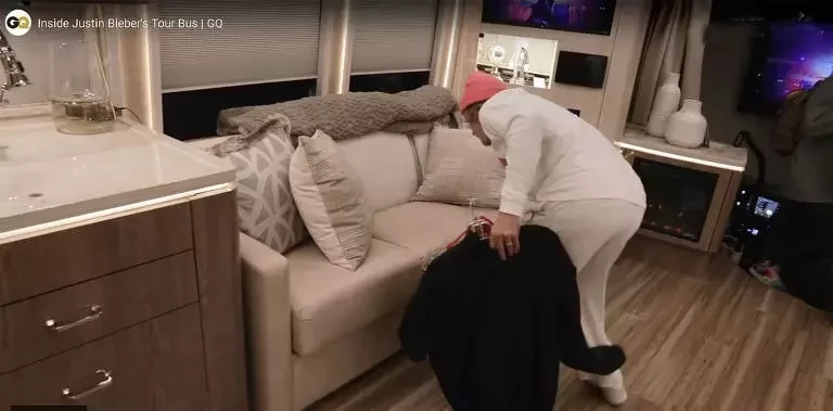 Ônibus de Justin Bieber tem sala de TV, lareira e até sauna. Veja fotos! - imagem 53519