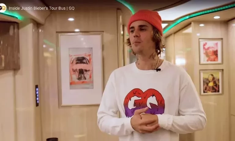 Ônibus de Justin Bieber tem sala de TV, lareira e até sauna. Veja fotos! - imagem 53521