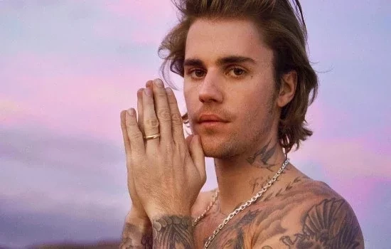 Ônibus de Justin Bieber tem sala de TV, lareira e até sauna. Veja fotos!