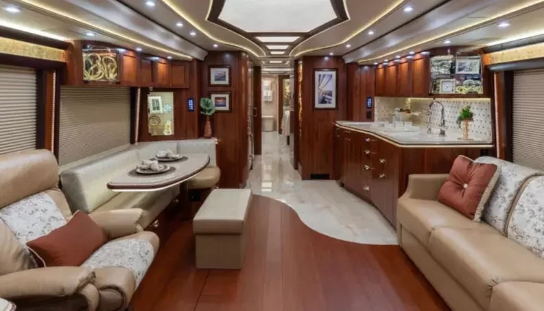 Ônibus de Justin Bieber tem sala de TV, lareira e até sauna. Veja fotos! - imagem 53518