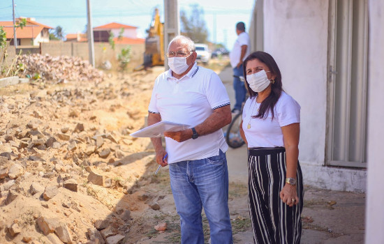 Maninha Fontenele vistoria obras de calçamento no bairro Atalaia
