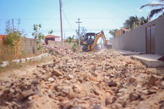 Maninha Fontenele vistoria obras de calçamento no bairro Atalaia - Imagem 3