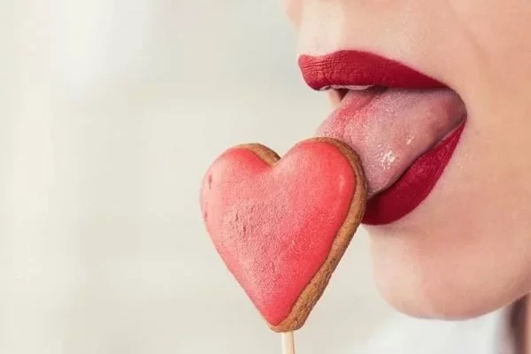 Deixe a boca em formato de “peixinho”