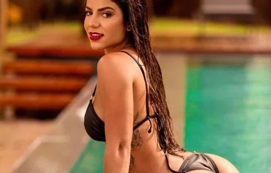 Hariany Almeida exibe corpão em série de fotos com biquíni fio dental