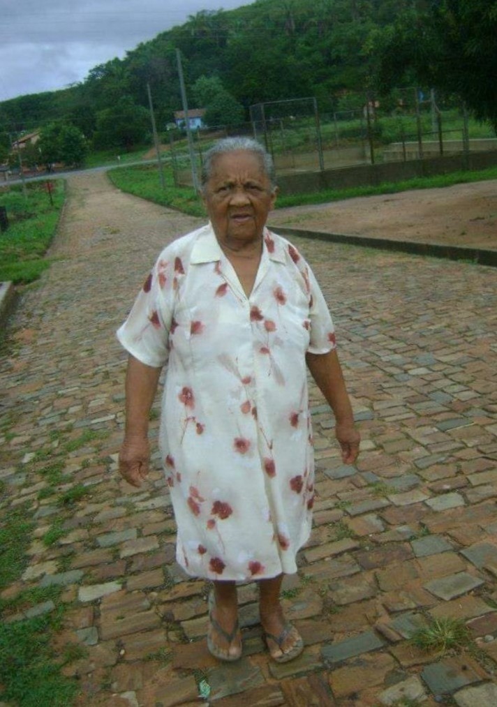 Monsenhor Gil se despede da senhora Chica do Rosa neste domingo