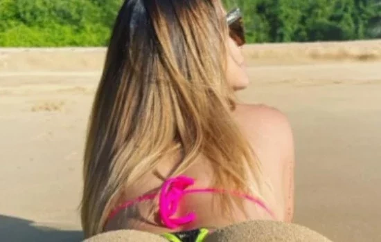 Cléo Pires: ela é ousada e mostra tudo nas areias de Noronha