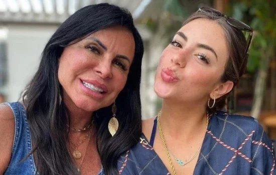 Gretchen lança carreira artística de filha Giullia