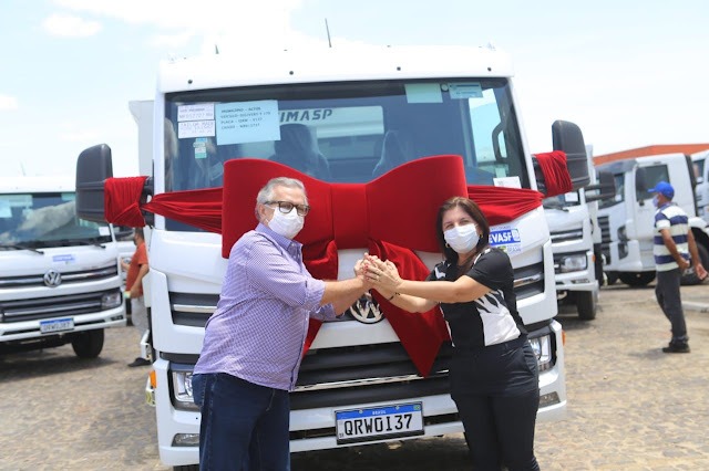  Luís Correia recebe caminhão compactador para a coleta de lixo - Imagem 1