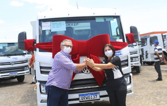  Luís Correia recebe caminhão compactador para a coleta de lixo